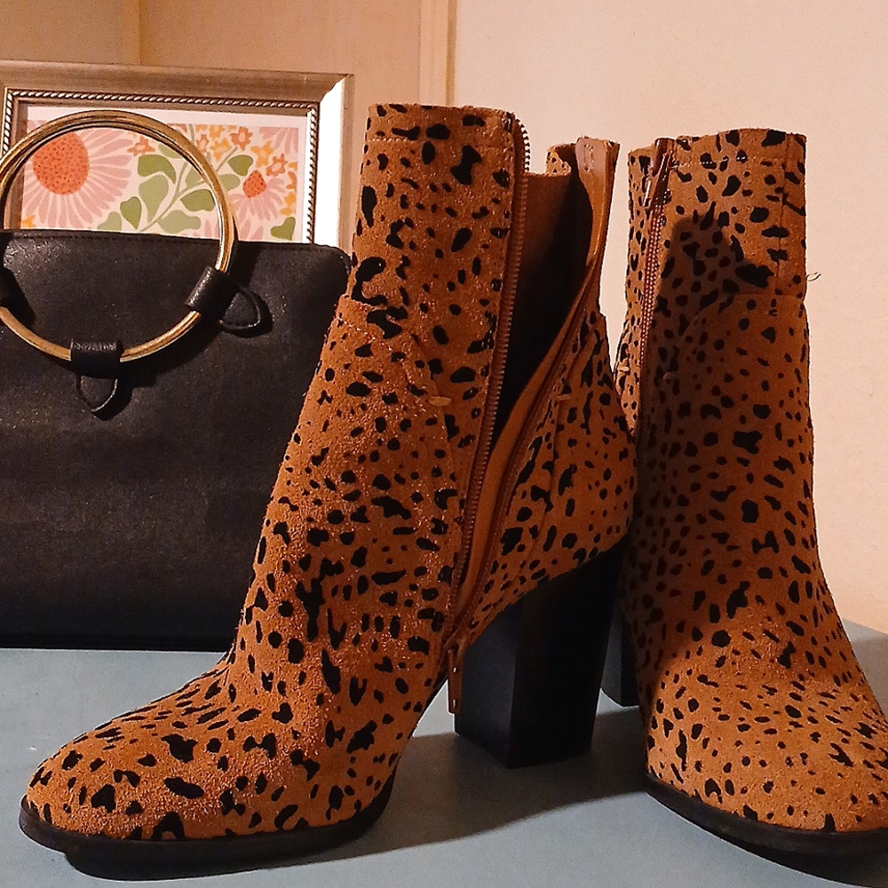 Women's felt cheetah print heeled boot. Size 7M womens.
